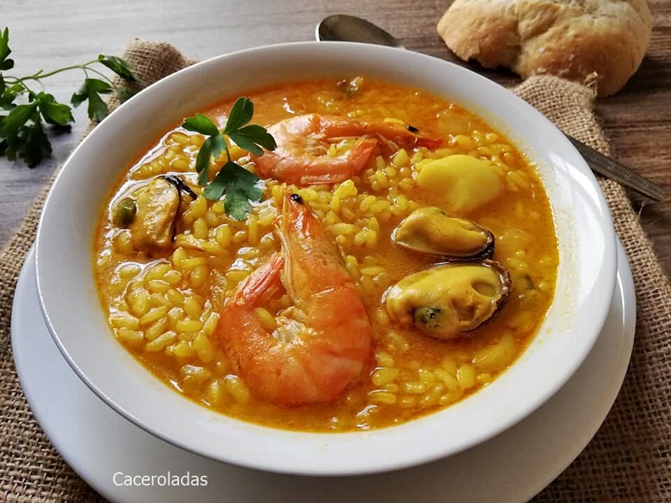 4. Agregar el arroz y el caldo de pescado
