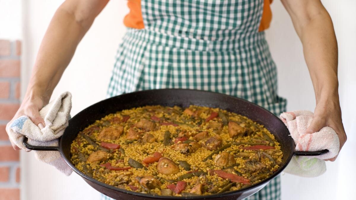 ¿Dónde puedo encontrar los ingredientes para la Paella Valenciana?  
