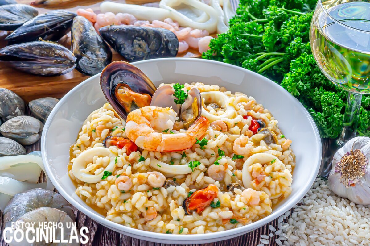 Paso 4: Añadir el arroz y el caldo de marisco