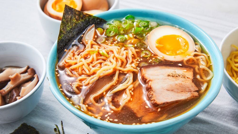 Pasos para preparar el ramen de pescado y camarones
