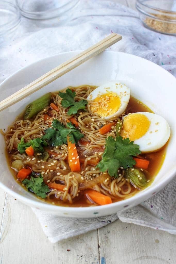 Pasos para preparar el ramen de verduras con salsa picante