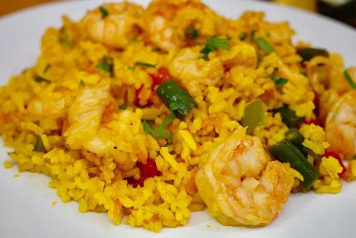 Presentación y acompañamientos para servir el arroz con camarones y curry