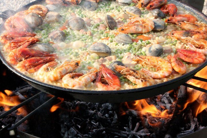 Guía paso a paso: Cómo preparar paella con queso manchego